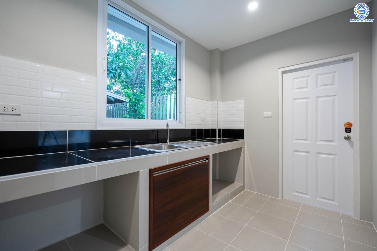 บ้านมือสองตกแต่งใหม่ โครงการ ธนาสิริ รัตนาธิเบศร์ เนื้อที่ 54.7 ตร.ว. ดีไซน์ตอบทุกไลฟ์สไตล์ ฟังก์ชัน 3 ห้องนอน 3 ห้องน้ำ จอดรถได้ 1 คัน บนทำเลติดถนนรัตนาธิเบศร์ เชื่อมต่อหลายเส้นทาง ใกล้รถไฟฟ้าสายสีม่วง "สถานีบางรักใหญ่" และจุดขึ้นทางด่วน "ศรีรัช"